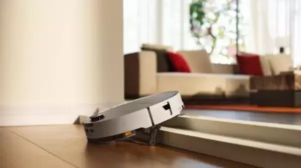 「Roborock、CES  2026 にて世界初の"脚輪型"ロボット掃除機「Saros  Rover」を発表」の画像