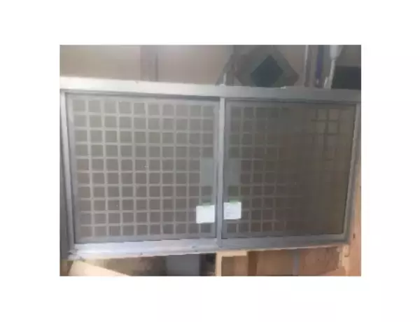 窓ガラスを破って侵入する犯罪に対し、実物大の窓を用いた侵入抵抗性比較試験を実施