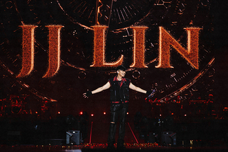 JJ Lin、シンガポールグランプリ2026（Singapore Grand Prix 2026）でヘッドライナーを務め、世界水準の公演で20曲を披露、新曲初披露、チーム100名超がシンガポールに集結
