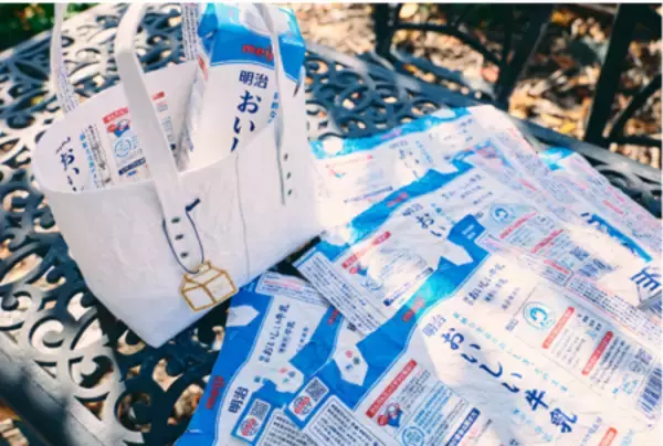 「「明治おいしい牛乳」の紙パックを活用し、高齢者によって制作されたアップサイクル商品「MILK BAG」を販売」の画像