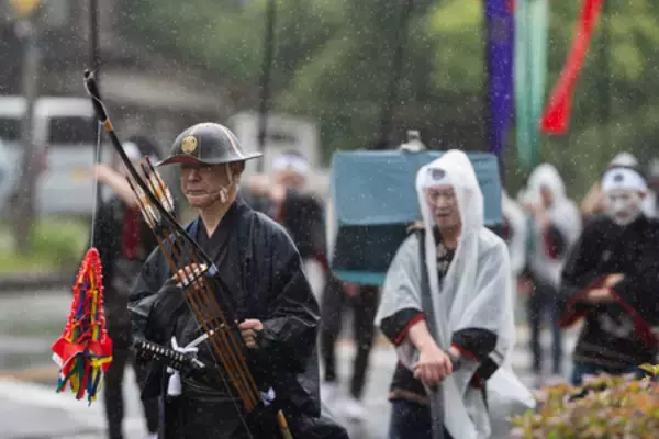 「2年ぶり復活！雨の本栖路を彩る、富士河口湖町の無形民俗文化財「本栖公家行列」が5月21日に開催」の画像