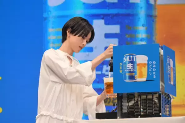 「酒類ＣＭ初出演の河合優実さん、新ＣＭソングの歌唱を担当した斉藤和義さんがイベント初共演！」の画像