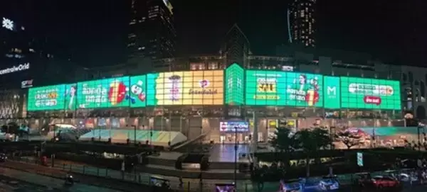 2,400平方メートル：アジア最大級の屋内透明スクリーンがタイのセントラルワールドで輝きを放つ