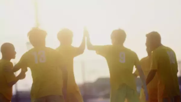 「サッカー日本代表と未来のサッカー日本代表を全力応援 au新CM「夢への応援者」篇 6月9日(火)公開」の画像