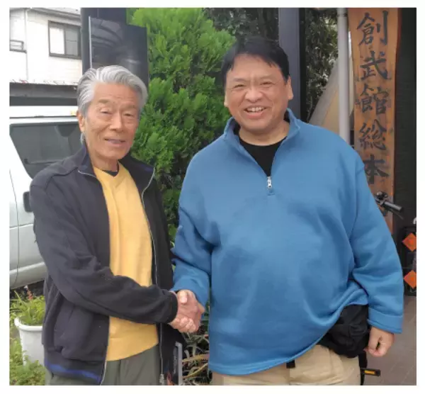 「国際派アクションスター・倉田保昭、パワー系アクション俳優の先駆者・大東賢と再会」の画像