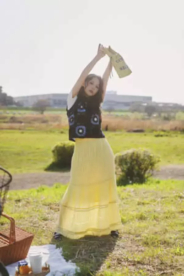 「“芸能界の家族” タレントの丸山 礼とモデルのミチが、 お互いをカメラで撮り合い！」の画像