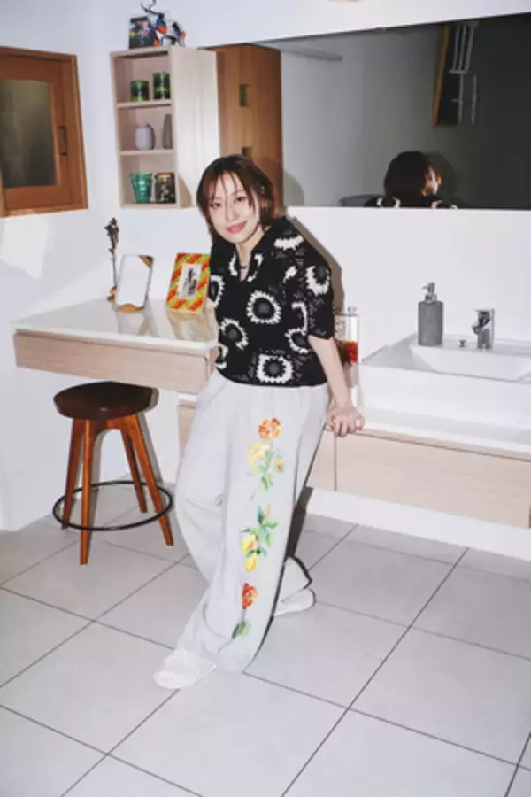 「“芸能界の家族” タレントの丸山 礼とモデルのミチが、 お互いをカメラで撮り合い！」の画像