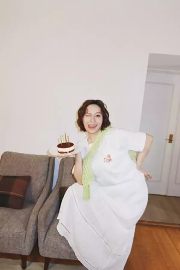 「“芸能界の家族” タレントの丸山 礼とモデルのミチが、 お互いをカメラで撮り合い！」の画像