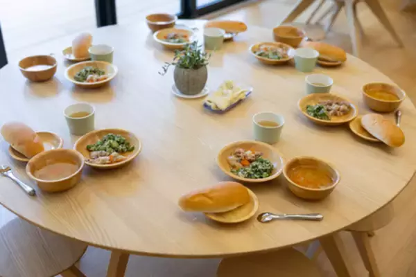 「「あたたかいごはんを届けたい」から５０年。６園約７００人の園児が同じメニューをみんなで味わう」の画像