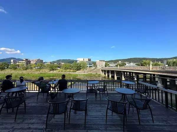 「【京都スタバ】日本で唯一『納涼床席』で京都の夏を満喫！「スターバックス コーヒー京都三条大橋店」」の画像