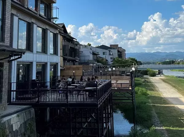 「【京都スタバ】日本で唯一『納涼床席』で京都の夏を満喫！「スターバックス コーヒー京都三条大橋店」」の画像