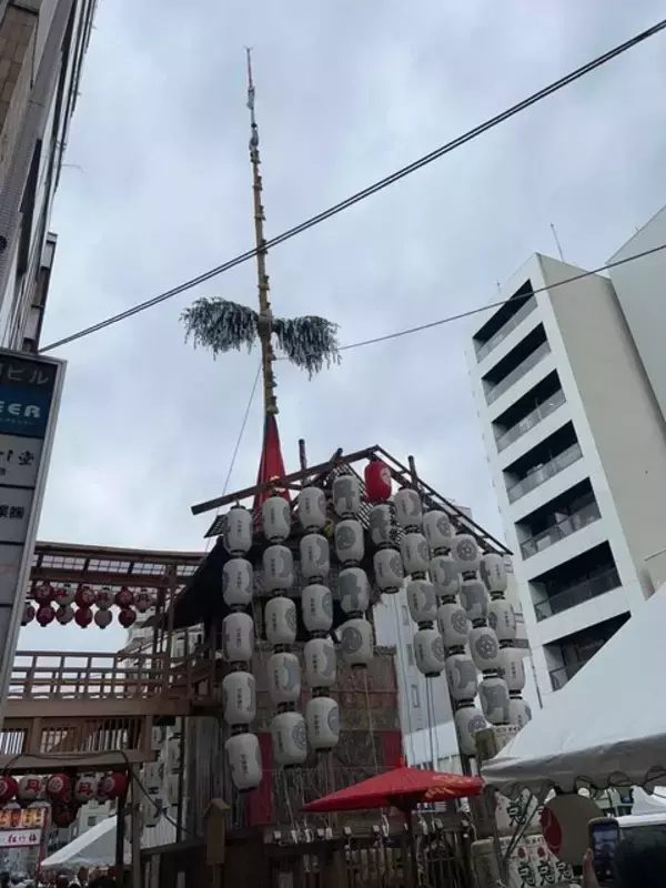 「【2023京都祇園祭前祭】梅雨空の下職人の技光る伝統技法『山鉾建て』風景をぶらり」の画像