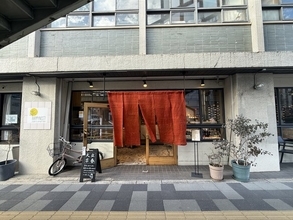 【京都・五条】テラスでの一杯が最高…　名店が手掛けるセレクトワインショップ