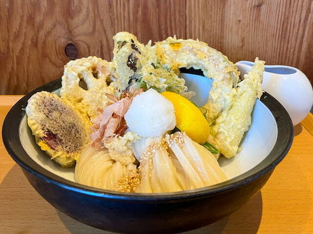 ミシュラン掲載の人気うどん店　もちもちコシ強自家製麺とこだわり天然出汁『イカヅチうどん』
