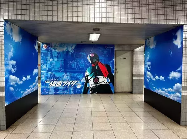 「『俺、参上』の駅看板が話題に！京阪「三条」の駅看板が仮面ライダー展の広告に」の画像