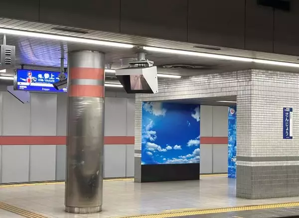 「『俺、参上』の駅看板が話題に！京阪「三条」の駅看板が仮面ライダー展の広告に」の画像