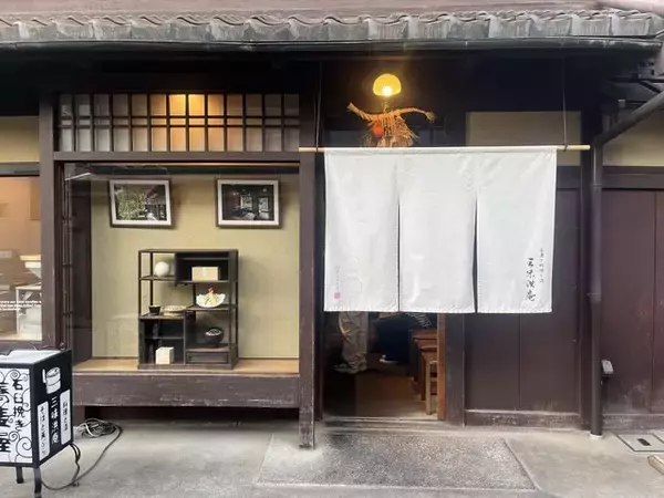京都の夏を感じるテラス席で香り立つ、さっぱりすだち蕎麦『三味洪庵』