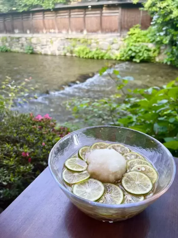「京都の夏を感じるテラス席で香り立つ、さっぱりすだち蕎麦『三味洪庵』」の画像