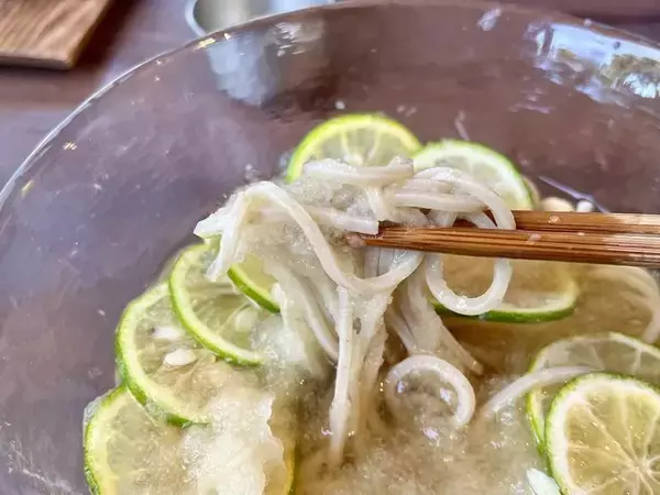 「京都の夏を感じるテラス席で香り立つ、さっぱりすだち蕎麦『三味洪庵』」の画像