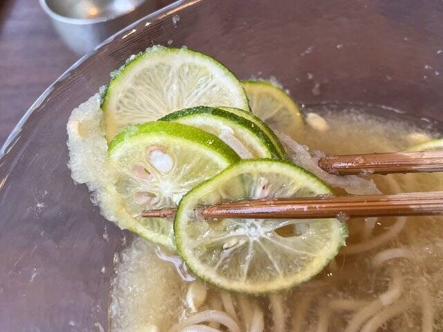 京都の夏を感じるテラス席で香り立つ、さっぱりすだち蕎麦『三味洪庵』