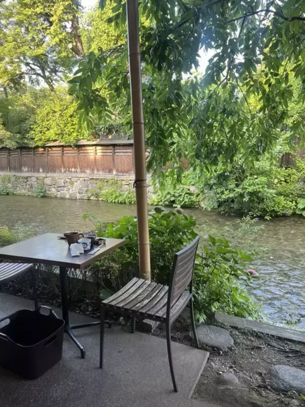「京都の夏を感じるテラス席で香り立つ、さっぱりすだち蕎麦『三味洪庵』」の画像