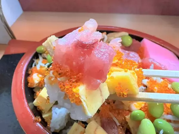 「町の寿司屋で華やかな江戸前"バラちらし寿司"ランチ「満る市寿司（まるいちすし）」」の画像