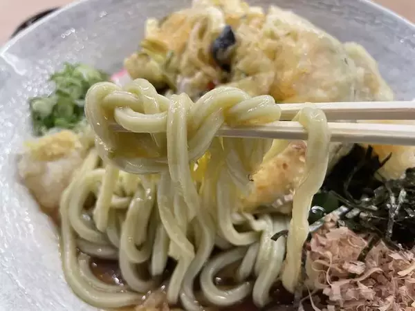 「【京都ランチ】抹茶入りの自家製うどんが人気！駅近、通し営業で便利「鴨川製麺所」」の画像
