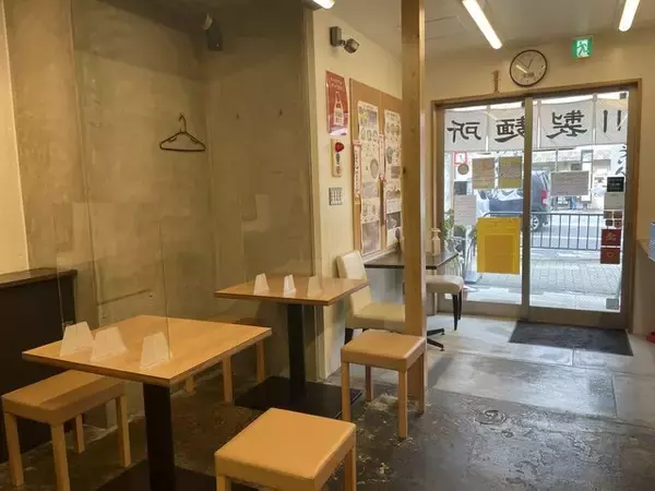 「【京都ランチ】抹茶入りの自家製うどんが人気！駅近、通し営業で便利「鴨川製麺所」」の画像