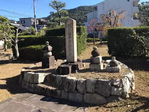 「【京都ツウ】伏見の団地にある『平家物語』にも登場のイケメン武将の墓「平重衡塚」」の画像