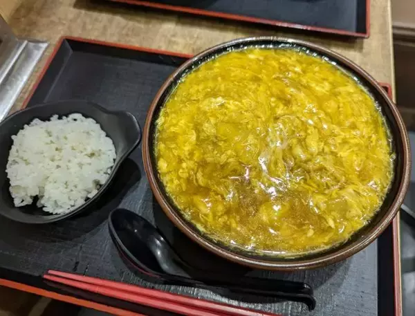 「【JR京都駅構内】地下改札を出てすぐ！いりこダシと真打生めんを味わえる「つくもうどん」」の画像