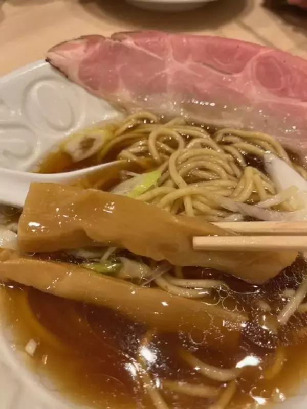 「インパクト大！！ラーメン鉢を覆うトロり柔らかレアチャーシュー『ラーメン大戦争 河原町店』」の画像