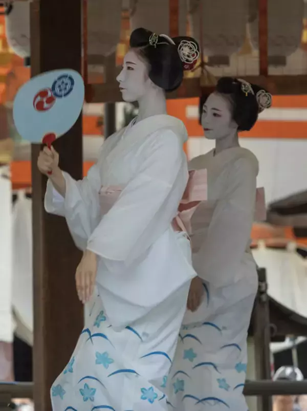 「【祇園祭2023】4年ぶりの華やかな舞妓さんの舞 「花笠巡行 舞踊奉納」」の画像