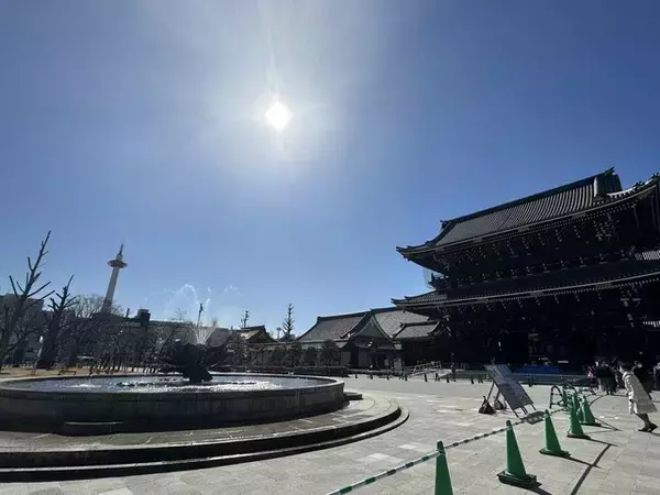 【話題】京都 東本願寺前に歌う巨大こけし「花子」が登場！3/12まで