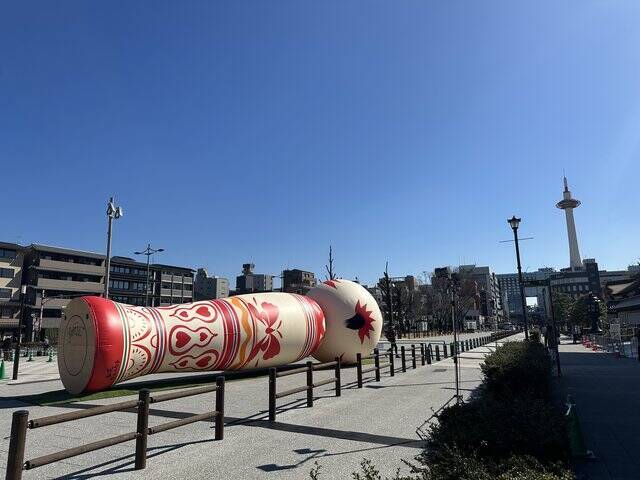 【話題】京都 東本願寺前に歌う巨大こけし「花子」が登場！3/12まで