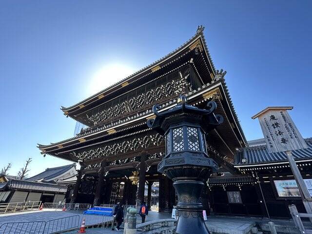 【話題】京都 東本願寺前に歌う巨大こけし「花子」が登場！3/12まで