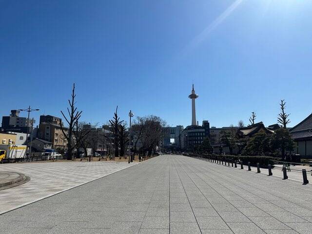 【話題】京都 東本願寺前に歌う巨大こけし「花子」が登場！3/12まで