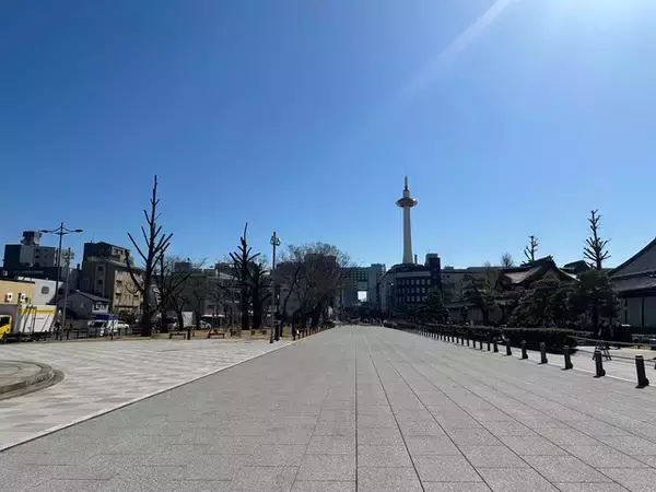 「【話題】京都 東本願寺前に歌う巨大こけし「花子」が登場！3/12まで」の画像