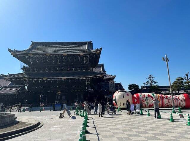 【話題】京都 東本願寺前に歌う巨大こけし「花子」が登場！3/12まで