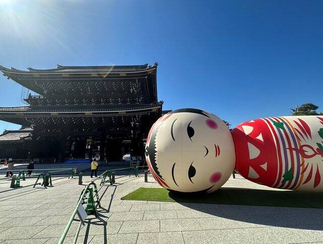 【話題】京都 東本願寺前に歌う巨大こけし「花子」が登場！3/12まで