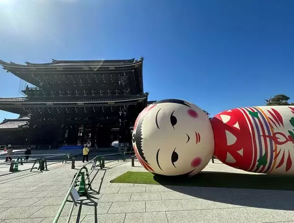 「【話題】京都 東本願寺前に歌う巨大こけし「花子」が登場！3/12まで」の画像