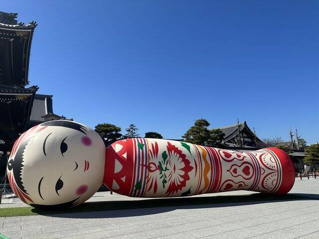 【話題】京都 東本願寺前に歌う巨大こけし「花子」が登場！3/12まで