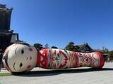「【話題】京都 東本願寺前に歌う巨大こけし「花子」が登場！3/12まで」の画像6