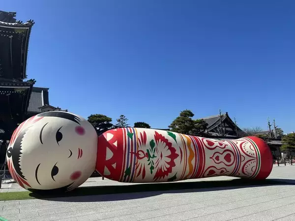 「【話題】京都 東本願寺前に歌う巨大こけし「花子」が登場！3/12まで」の画像