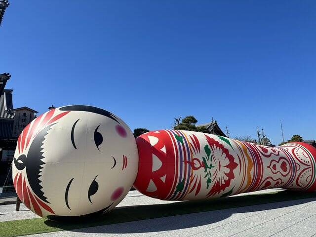 【話題】京都 東本願寺前に歌う巨大こけし「花子」が登場！3/12まで