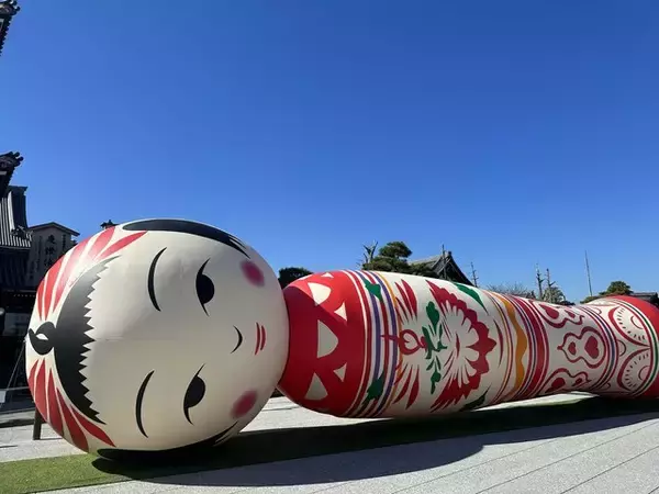 「【話題】京都 東本願寺前に歌う巨大こけし「花子」が登場！3/12まで」の画像