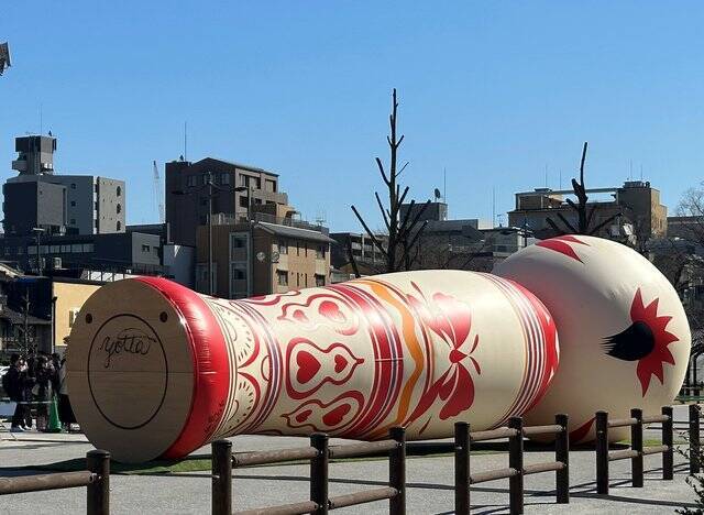 【話題】京都 東本願寺前に歌う巨大こけし「花子」が登場！3/12まで