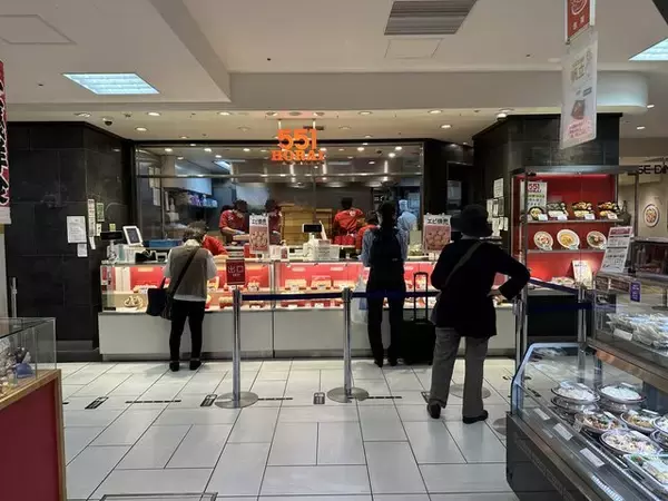 「出来立て豚まんは格別の美味しさ！イートインで中華メニューも食べられます「551蓬莱 京都髙島屋店」」の画像
