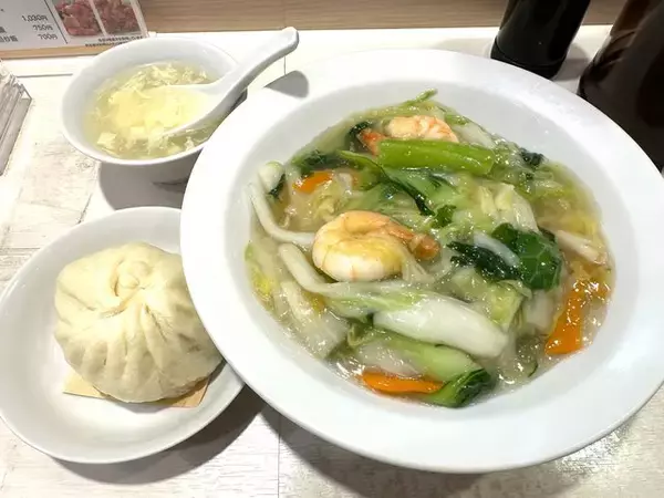 「出来立て豚まんは格別の美味しさ！イートインで中華メニューも食べられます「551蓬莱 京都髙島屋店」」の画像