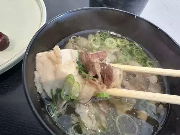 「【京都朝食】土鍋ごはんで握る20種以上のおにぎり！祗園のおむすび専門店「さんかく」」の画像