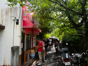 【京都】朝4時半から並ぶファンも…背脂醤油ラーメンの老舗「ますたに本店」最後の営業日
